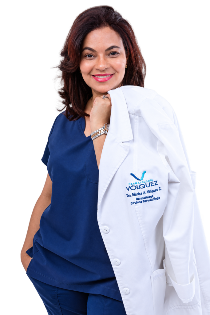 Dra. Marisa Vólquez, dermatóloga y cirujana dermatóloga, con uniforme azul y bata blanca